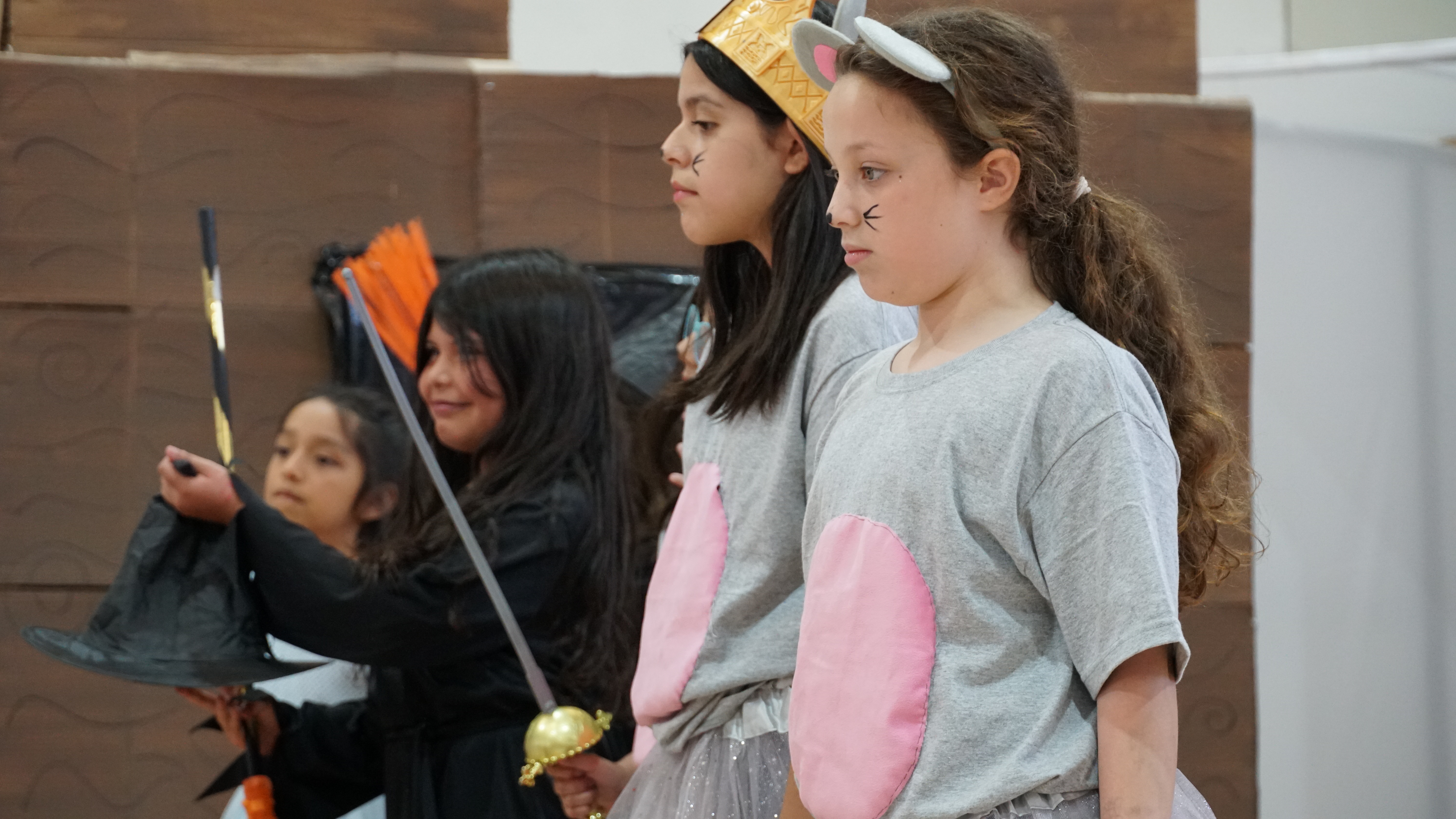 NUESTROS NIÑOS Y NIÑAS PRESENTARON 'EL CASCANUECES'