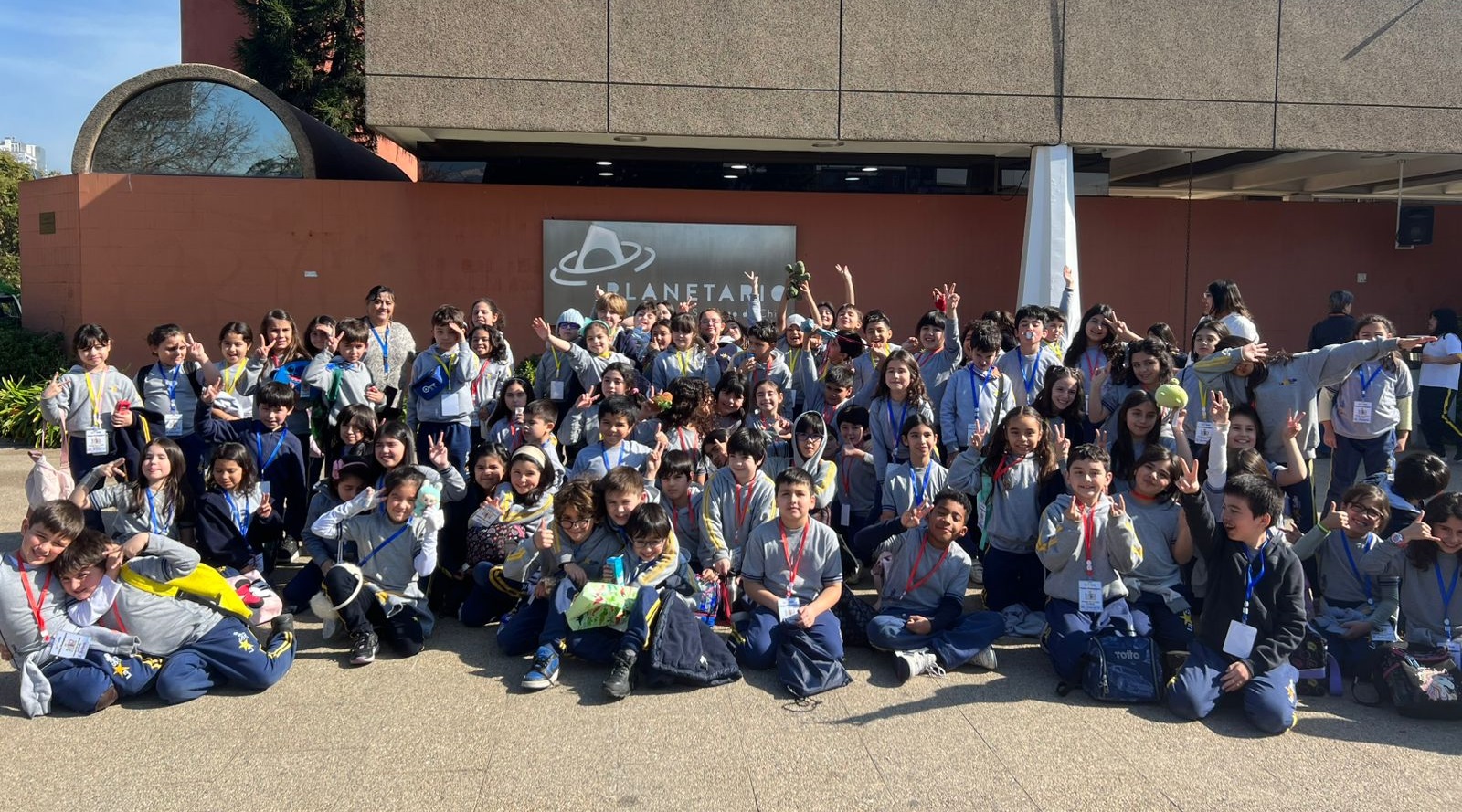 NUESTROS ESTUDIANTES DE 3° BÁSICO VISITAN EL PLANETARIO