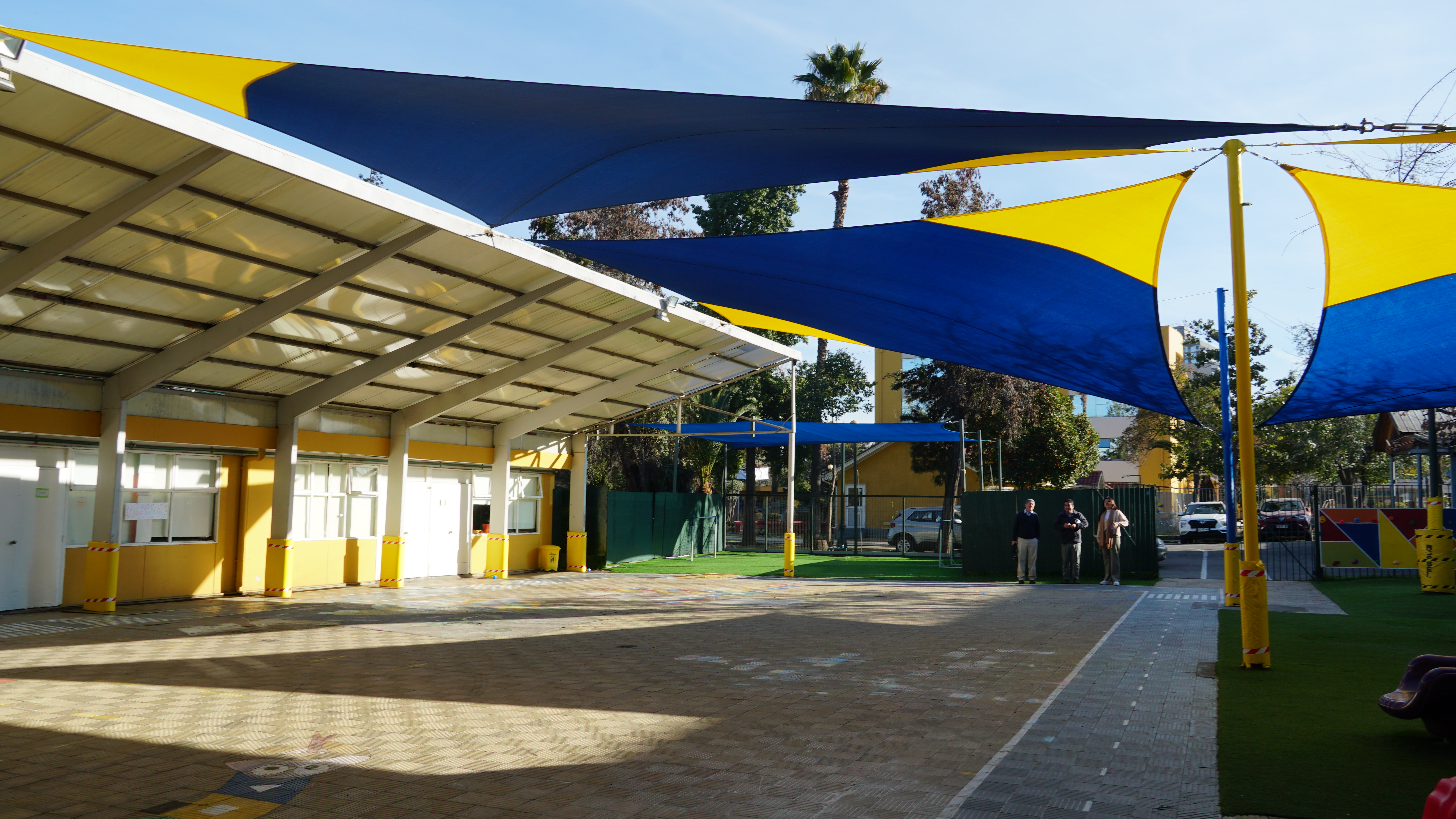 INSTALACIÓN DE TOLDOS VELA EN EL PATIO DE EDUCACIÓN PARVULARIA