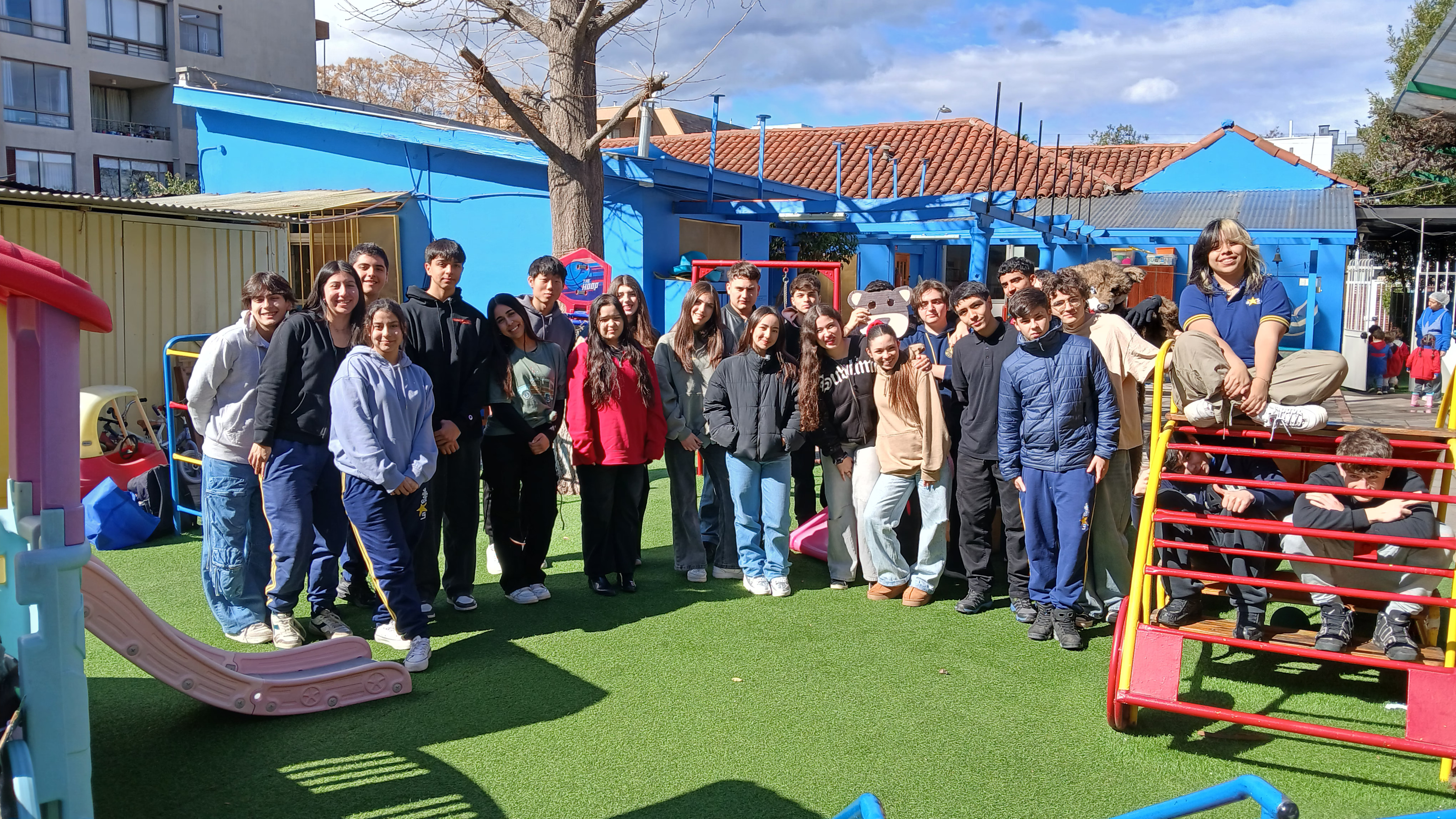 ESTUDIANTES DE IV° MEDIO COMPARTIERON CUENTOS MEDIOAMBIENTALES EN EL JARDÍN DON OSITO