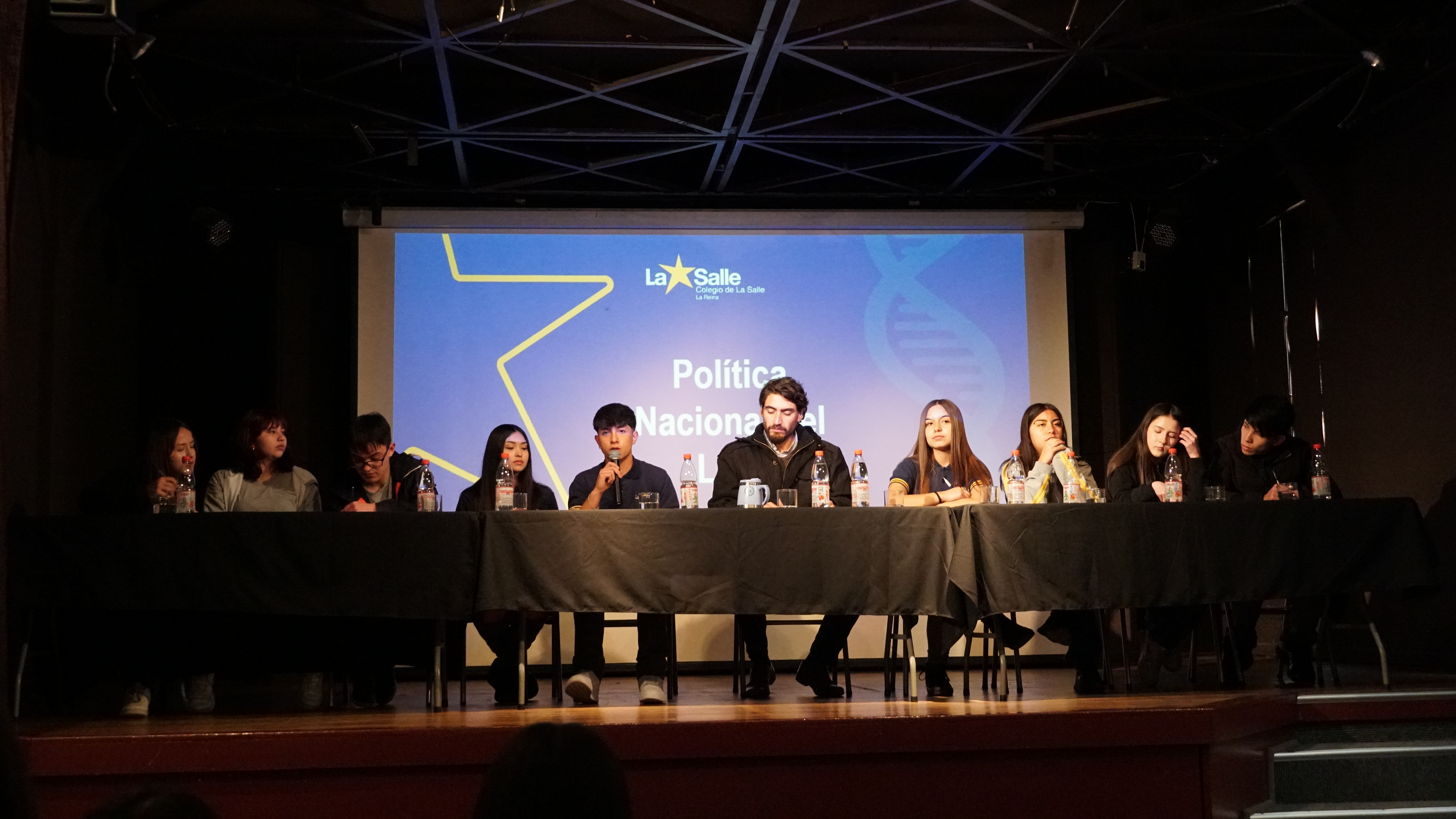 ESTUDIANTES DE III° MEDIO DEBATEN SOBRE TEMAS DE RELEVANCIA NACIONAL