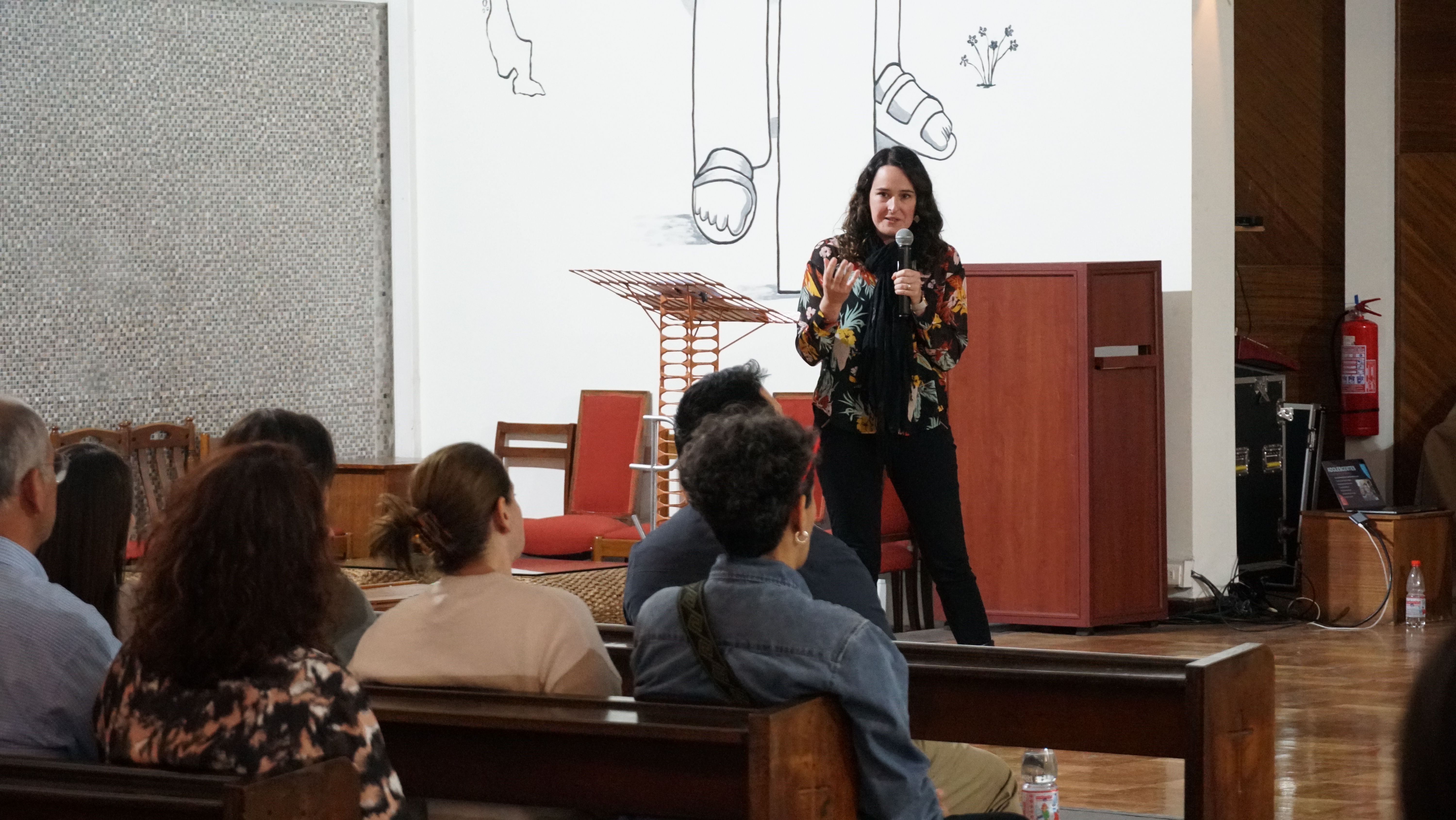 CHARLA PARA PADRES Y APODERADOS ABORDÓ EL IMPACTO DEL USO DE PANTALLAS EN LA SALUD MENTAL