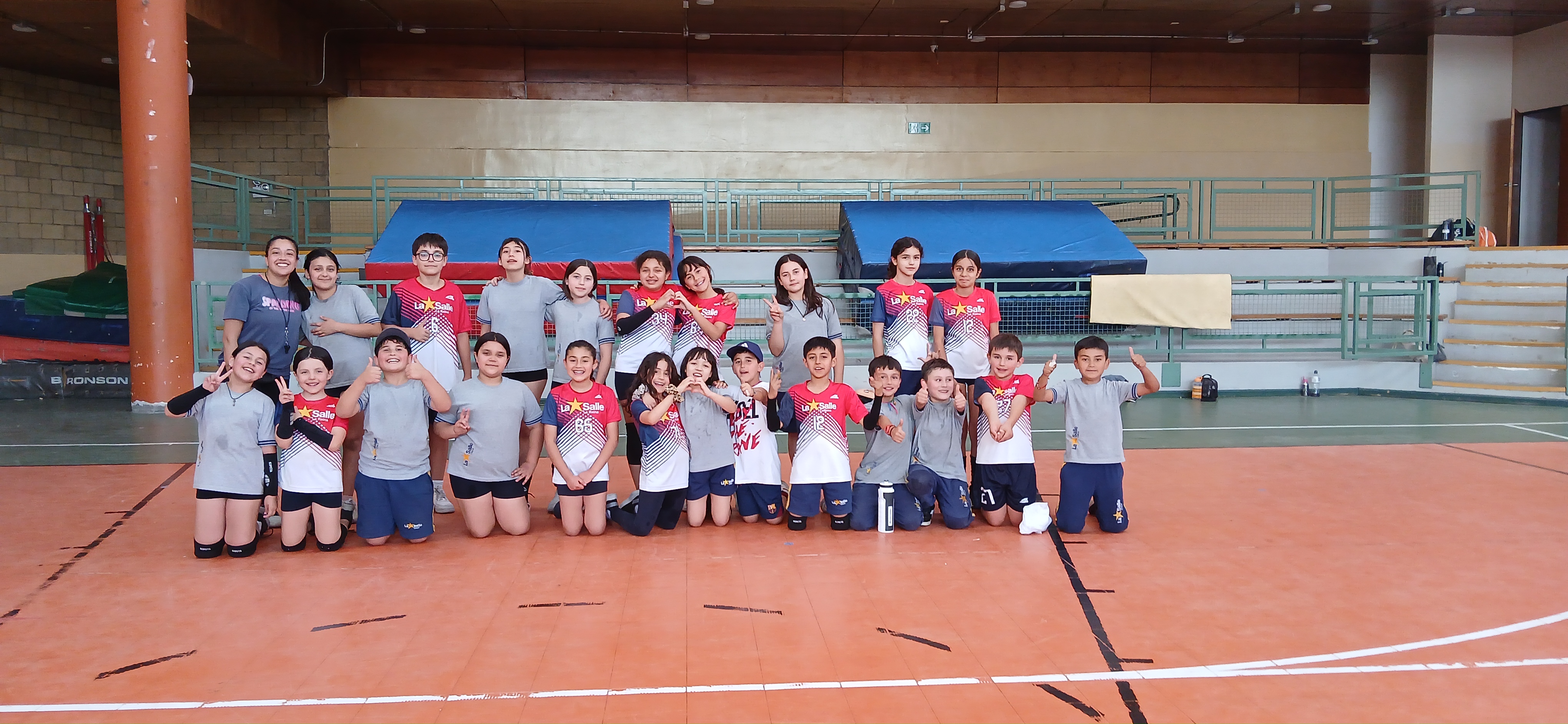 NUESTROS VOLEIBOLISTAS DE 3° A 5° BÁSICO PARTICIPARON EN UN MASIVO AMISTOSO