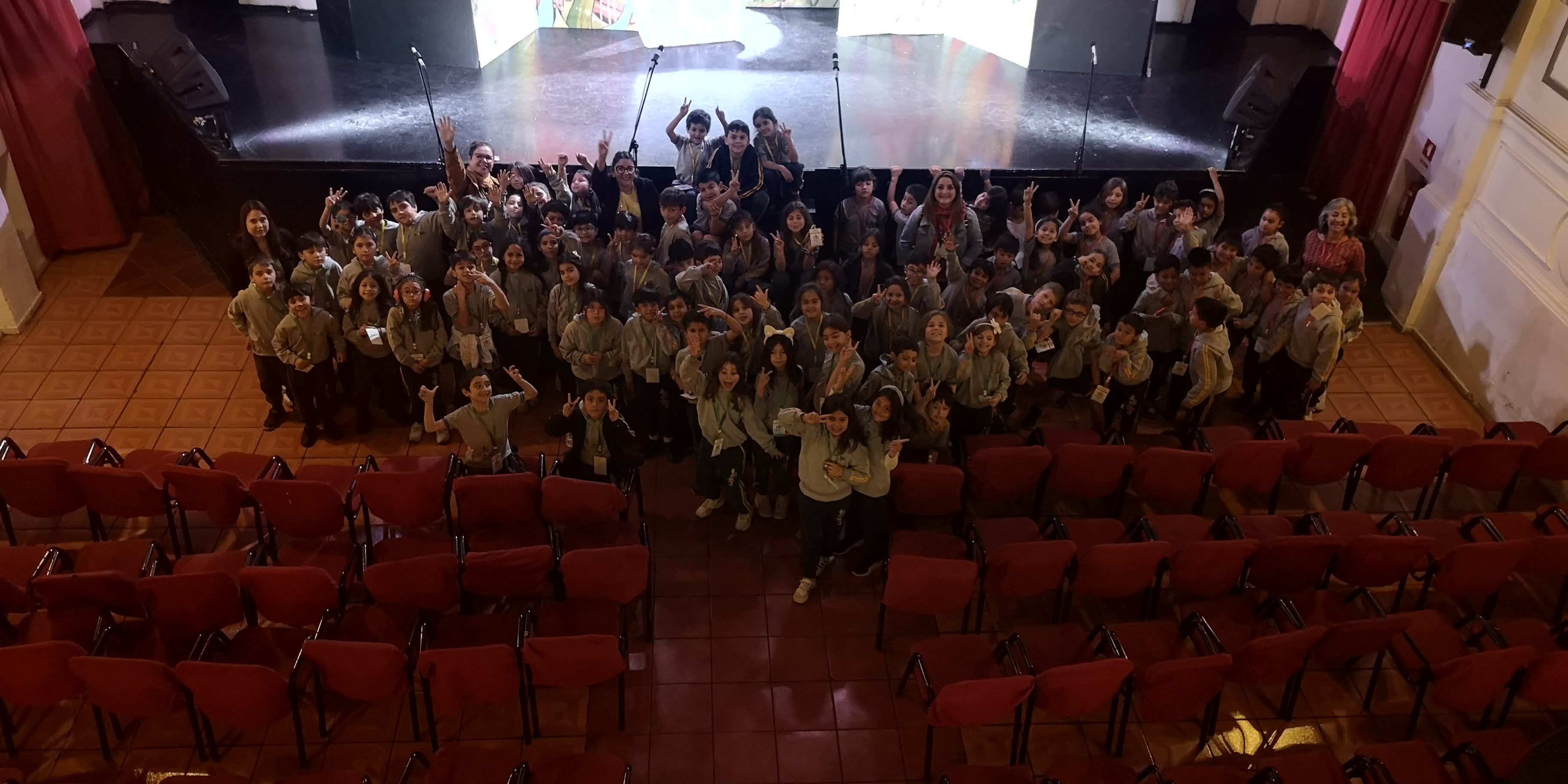 UNA MÁGICA JORNADA TEATRAL VIVIERON NUESTROS ESTUDIANTES DE 1° Y 2° BÁSICO