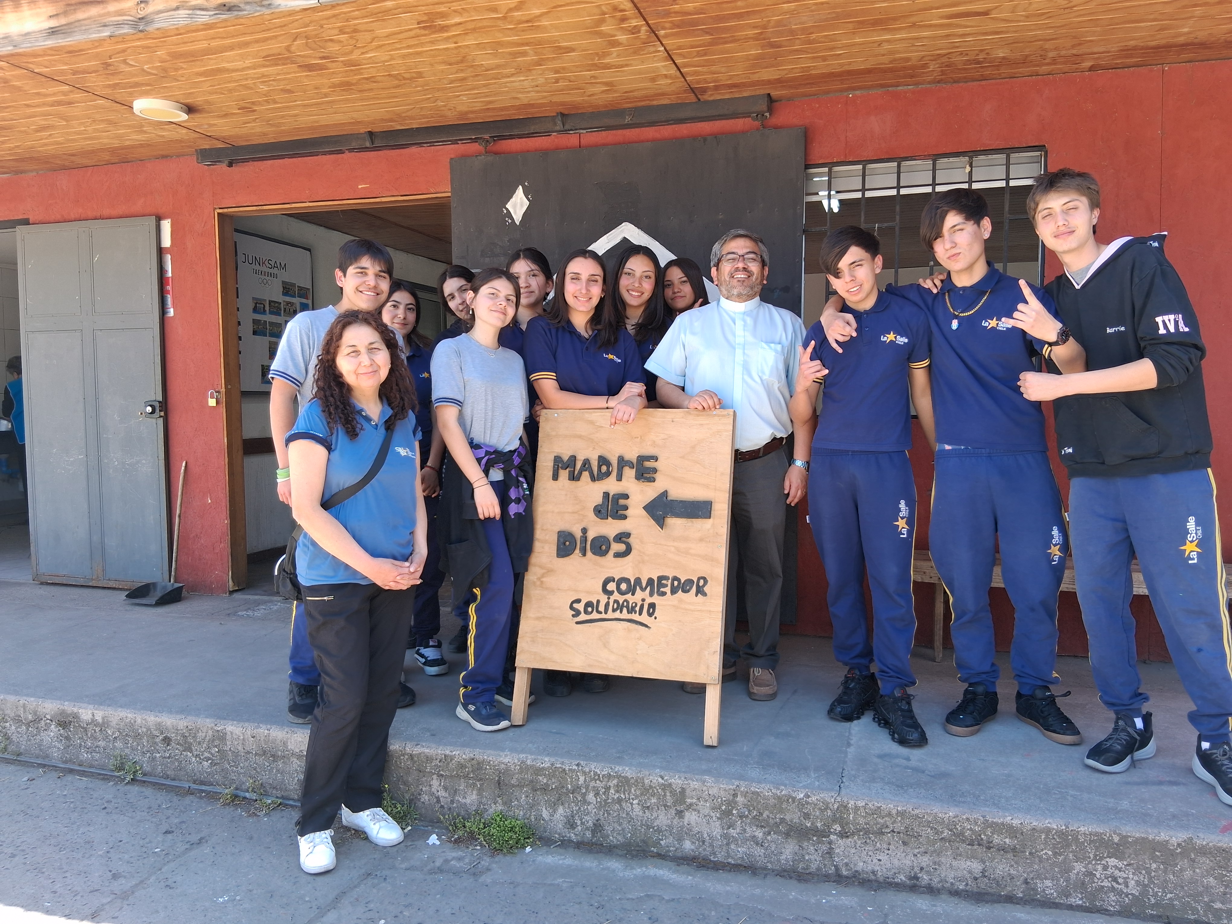 NUESTROS JÓVENES DE MOAEL COLABORAN EN EL COMEDOR SOLIDARIO MADRE DE DIOS