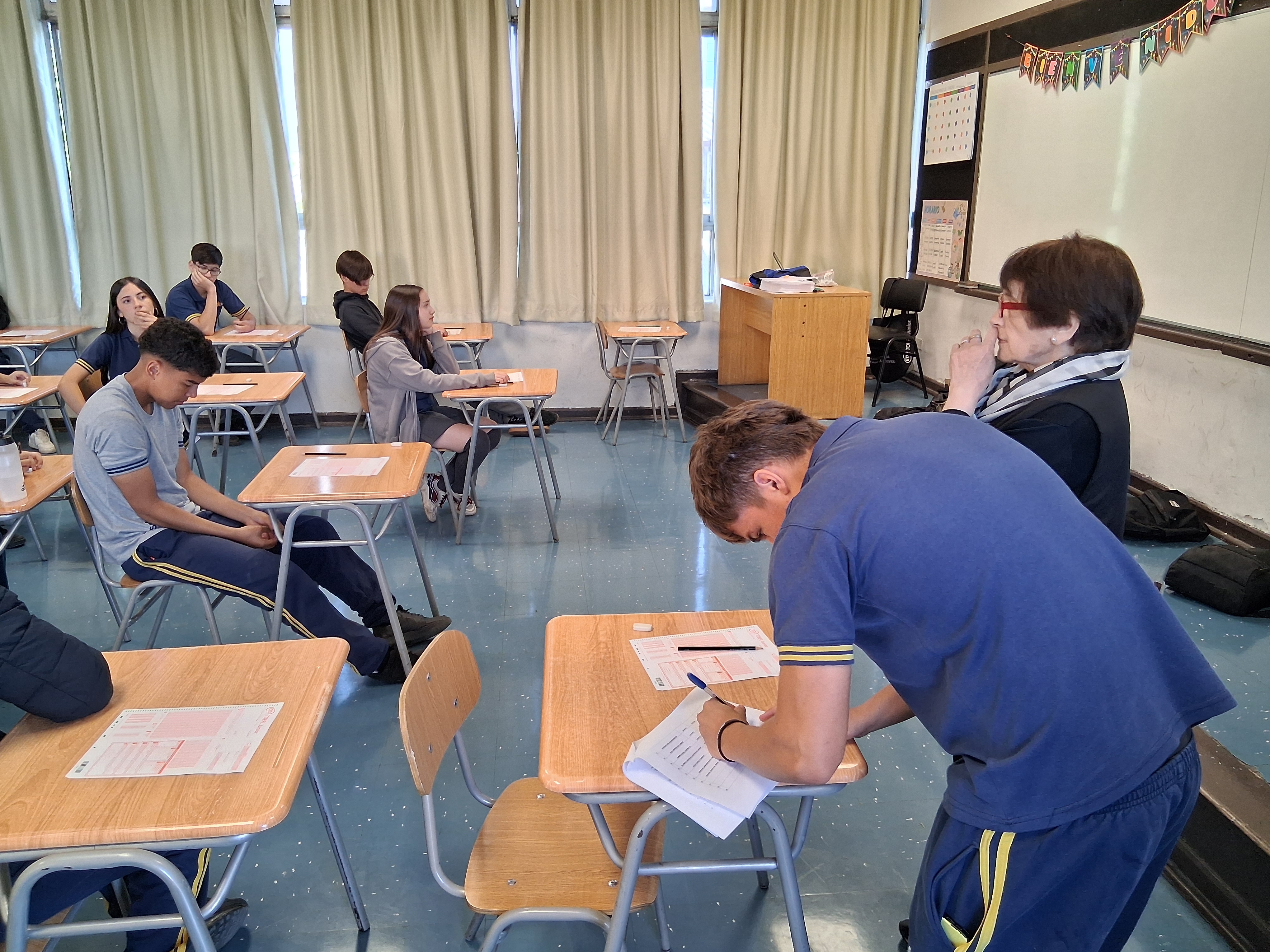 ESTUDIANTES DE 8° BÁSICO Y II° MEDIO RINDEN EVALUACIÓN TOEFL