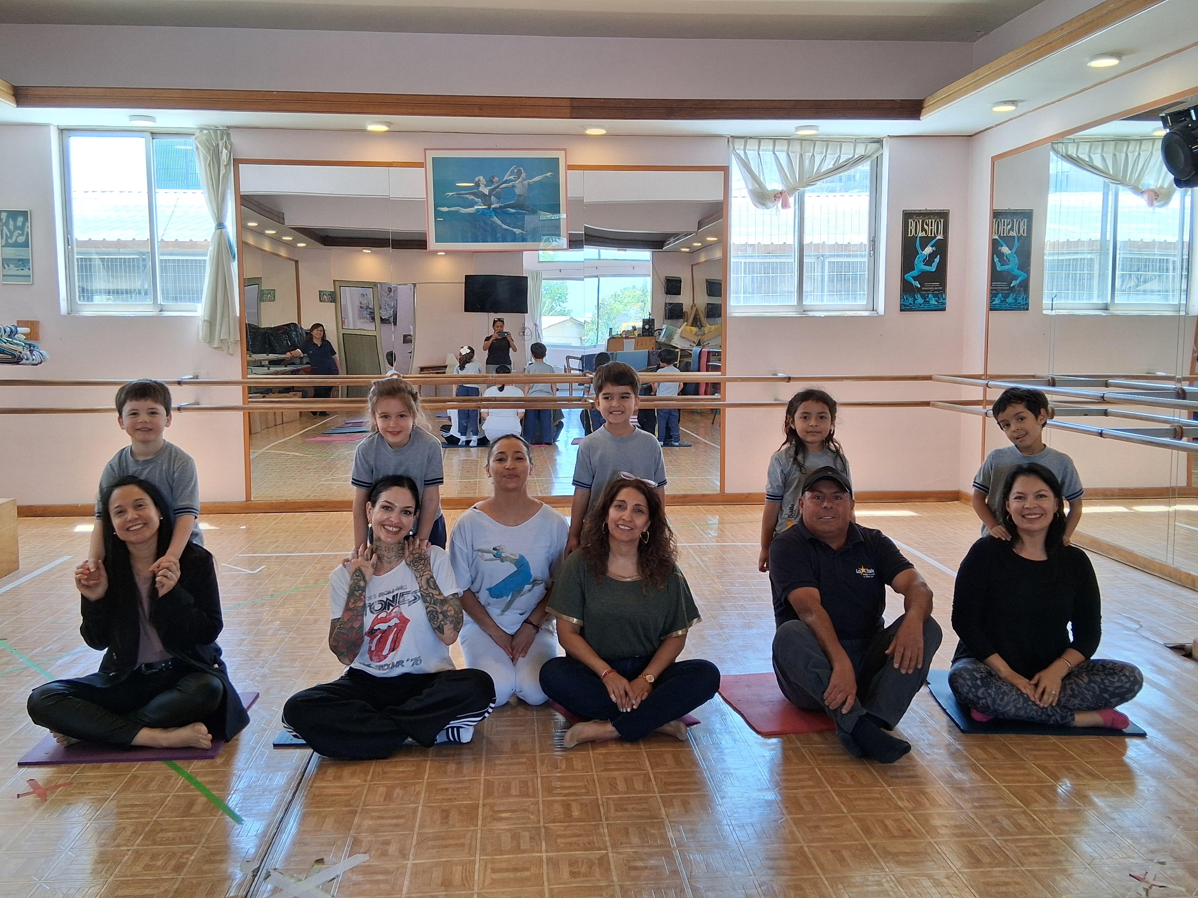 ESTUDIANTES Y FAMILIAS EN LA CLASE ABIERTA DEL TALLER DE MINDFULNESS 2025