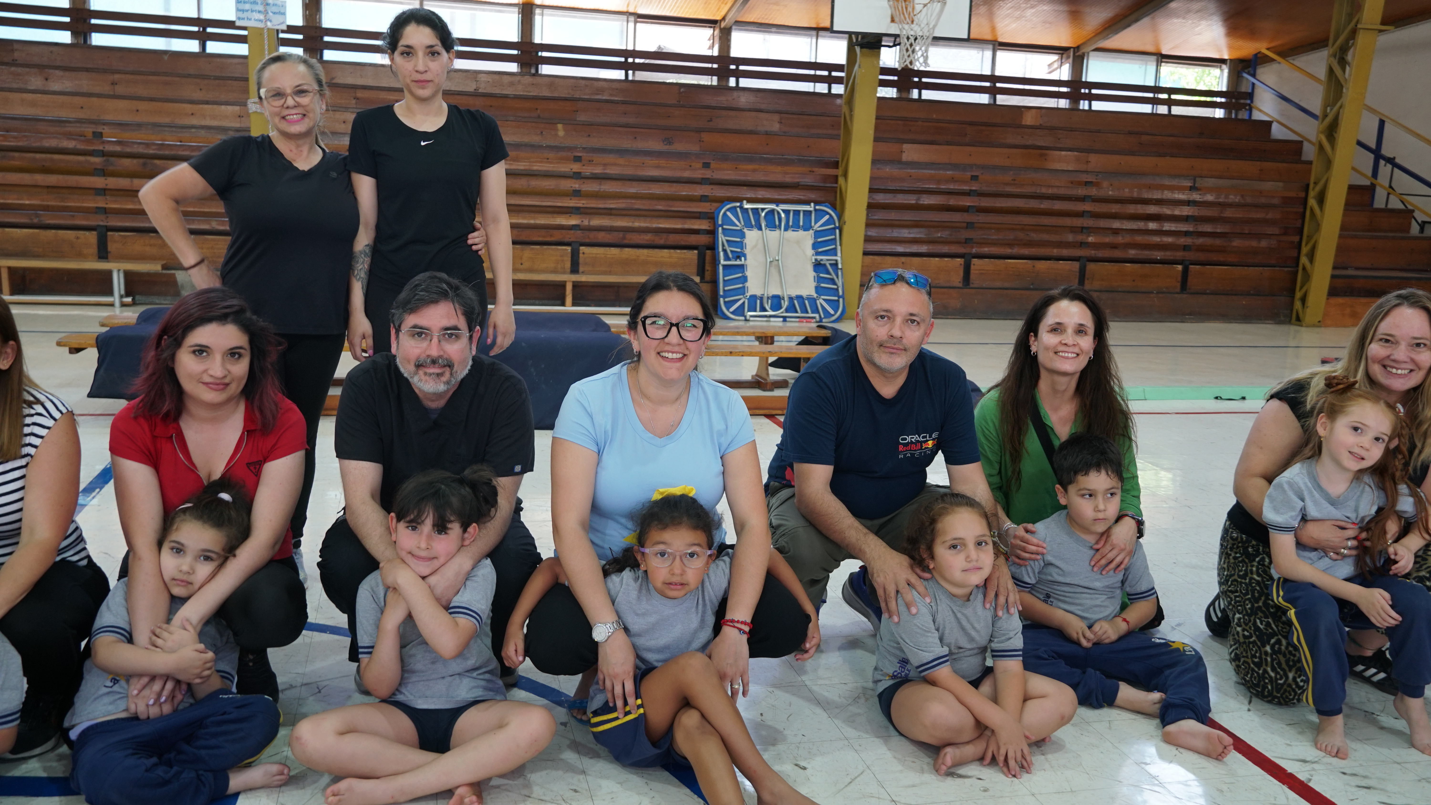 PAPÁS E HIJOS TRABAJANDO JUNTOS EN EL TALLER DE GIMNASIA FORMATIVA