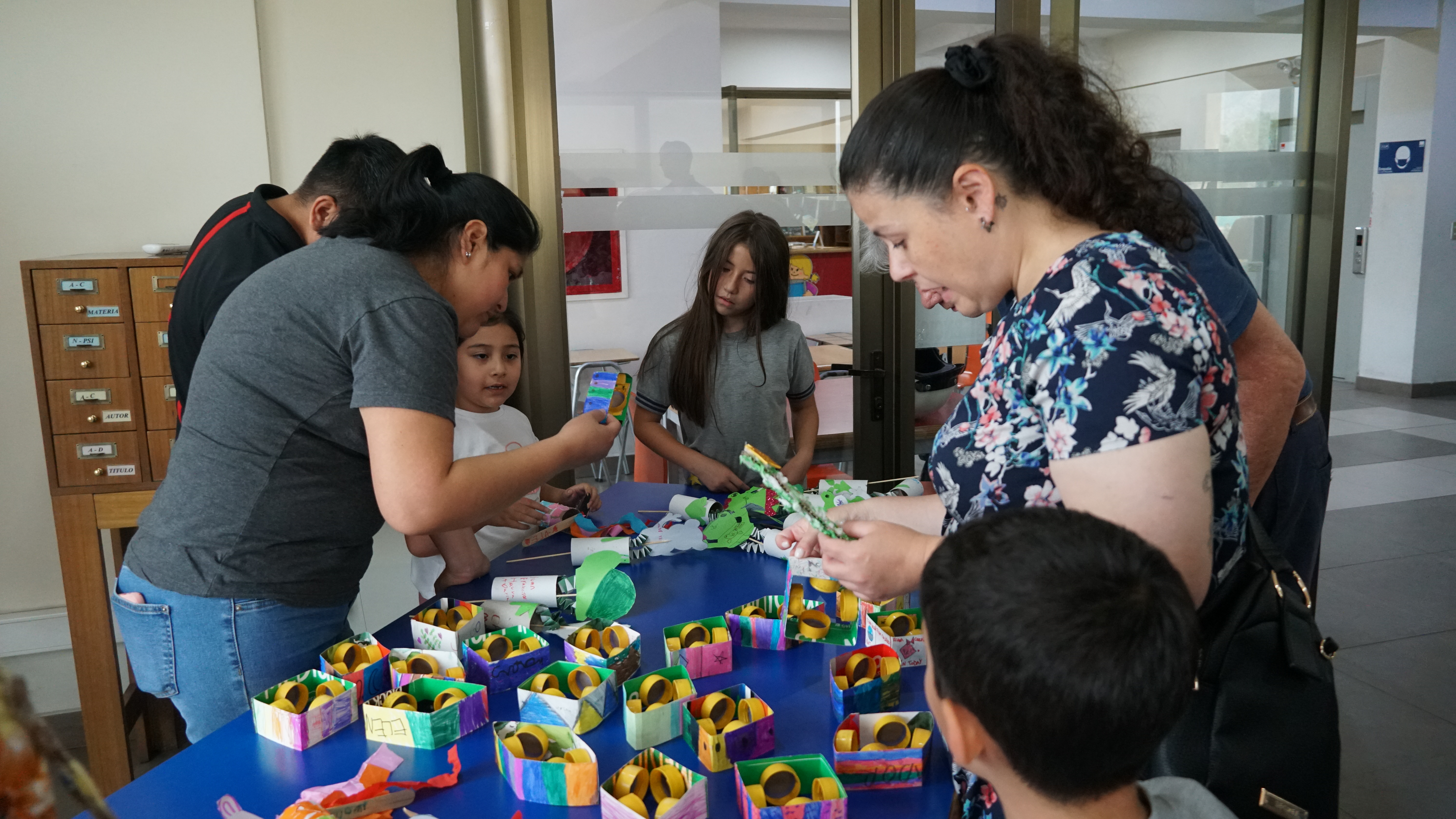 FAMILIAS Y ESTUDIANTES CELEBRAN EL ARTE EN LA EXPO DE MANUALIDADES