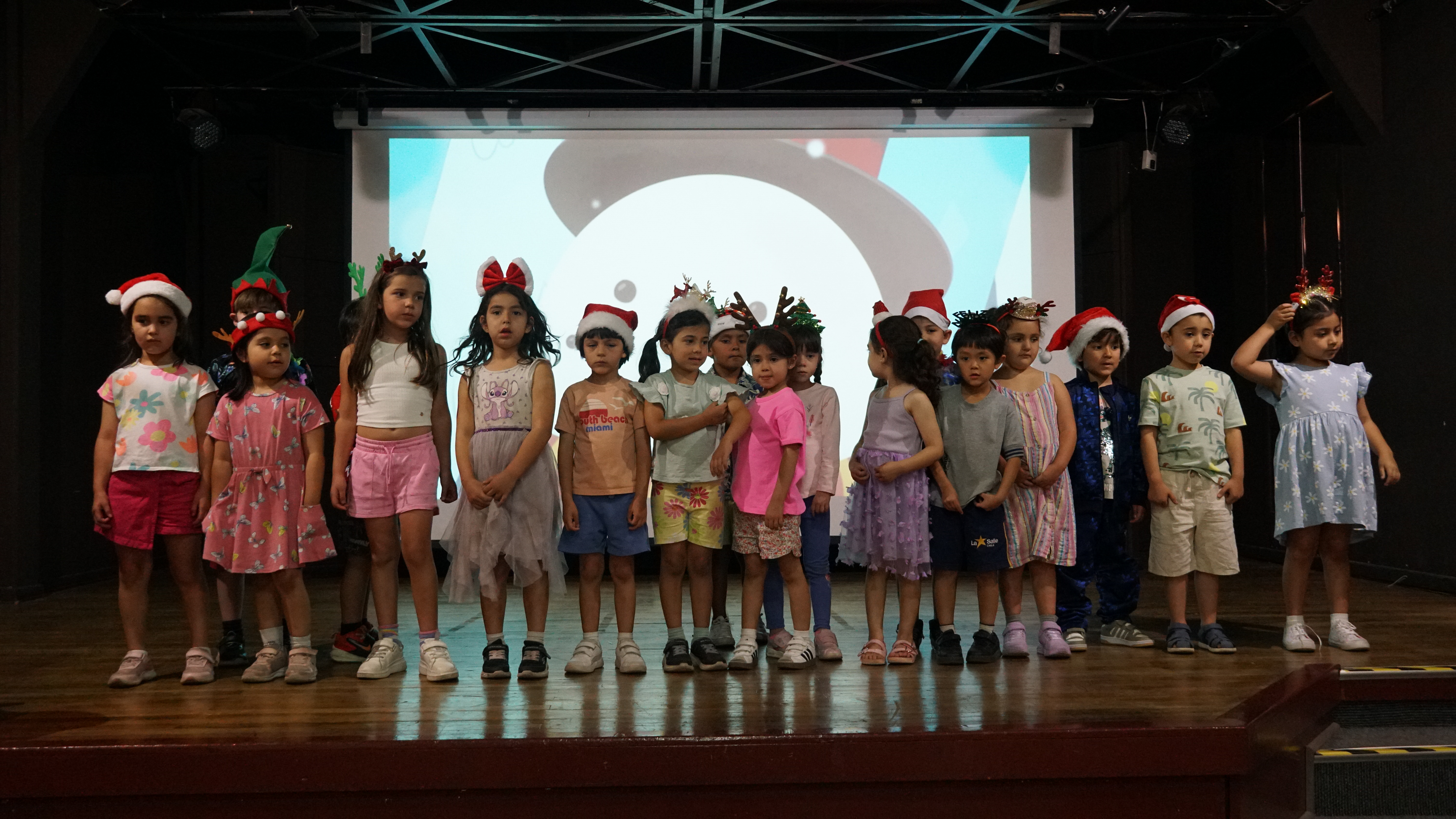 NUESTROS ESTUDIANTES DE KÍNDER CANTAN VILLANCICOS EN INGLÉS