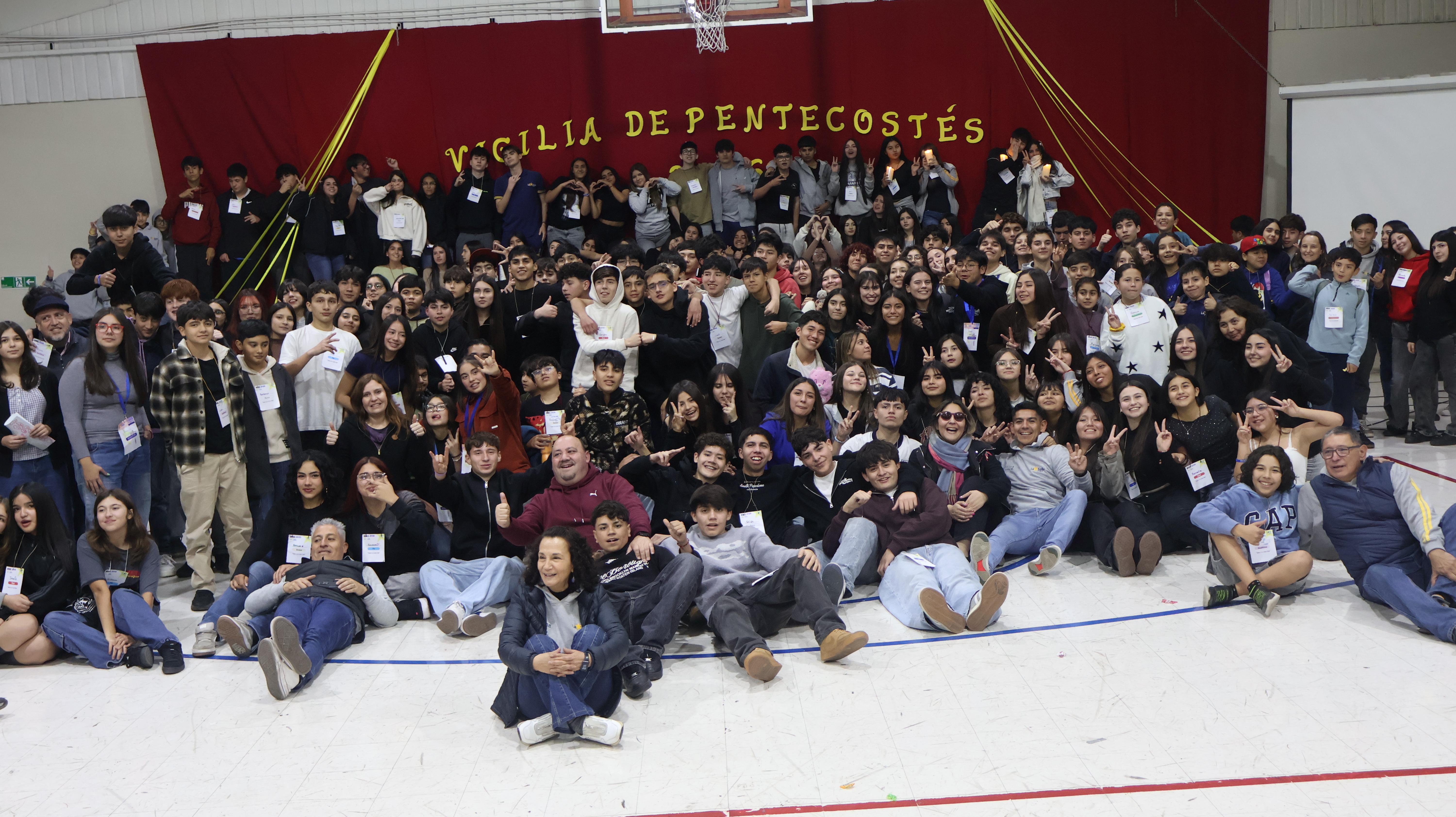 MÁS DE 200 ESTUDIANTES PARTICIPARON EN LA VIGILIA DE PENTECOSTÉS 2026