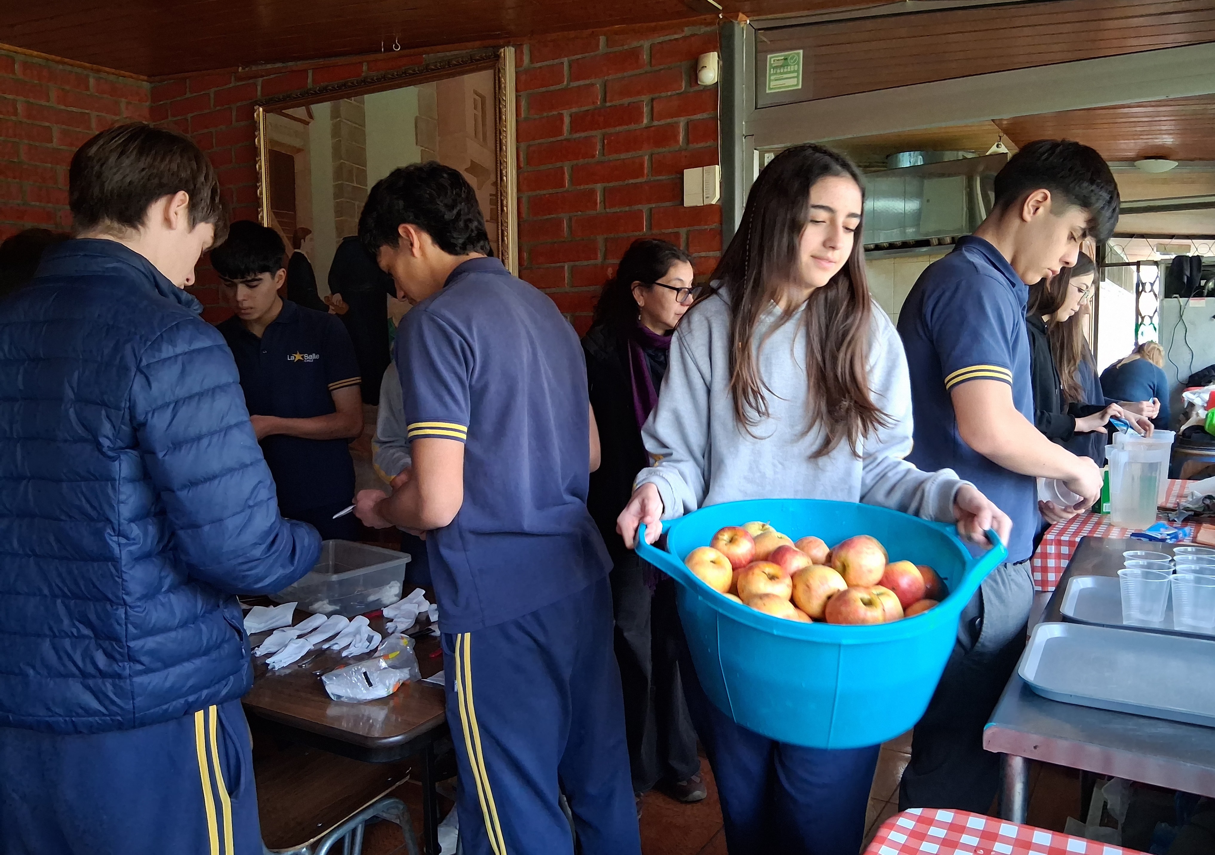 II°A Y I°C VIVEN UNA JORNADA DE SERVICIO EN EL COMEDOR SOLIDARIO