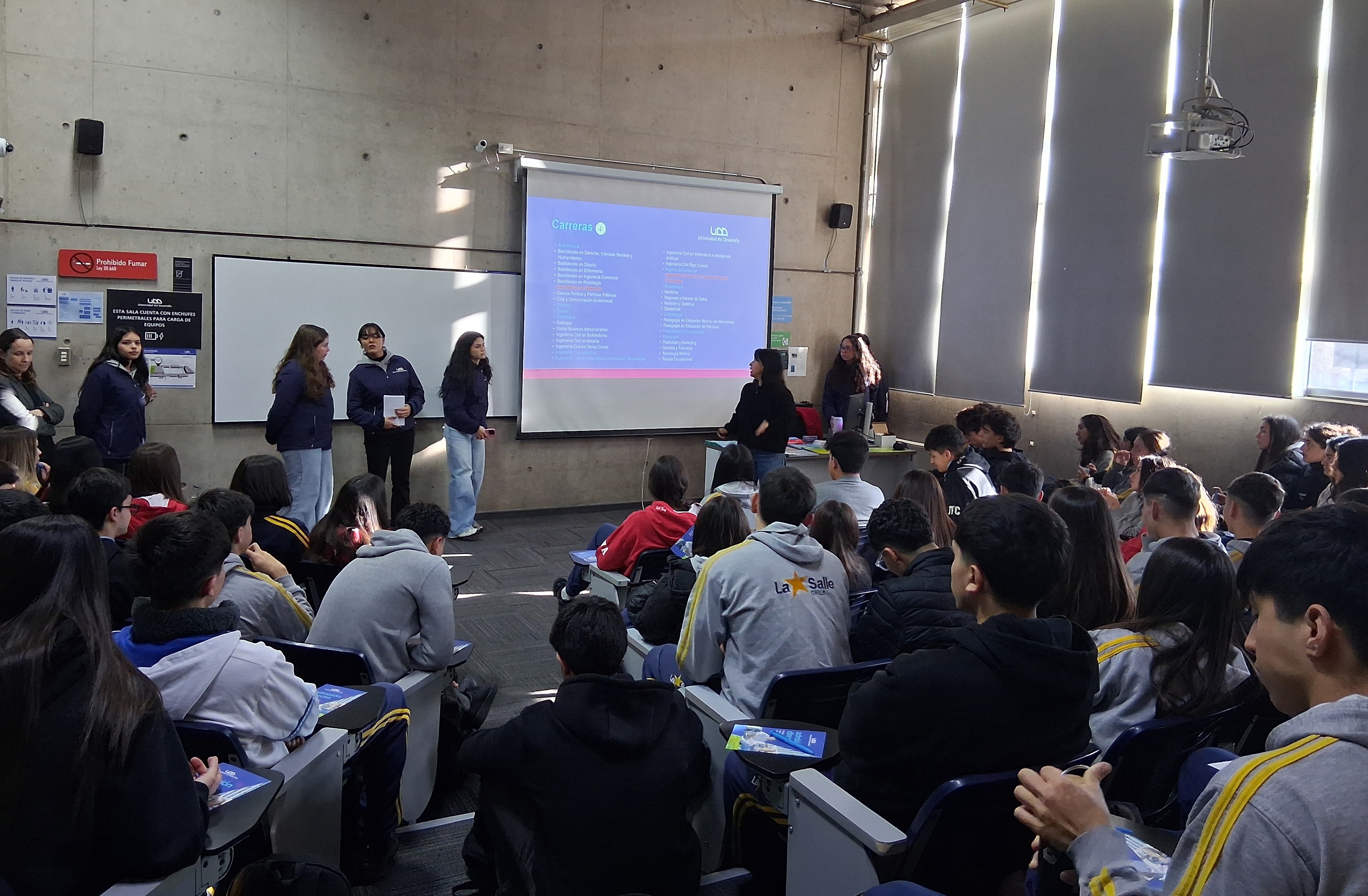 NUESTROS CUARTOS MEDIOS VISITAN LA UNIVERSIDAD DEL DESARROLLO