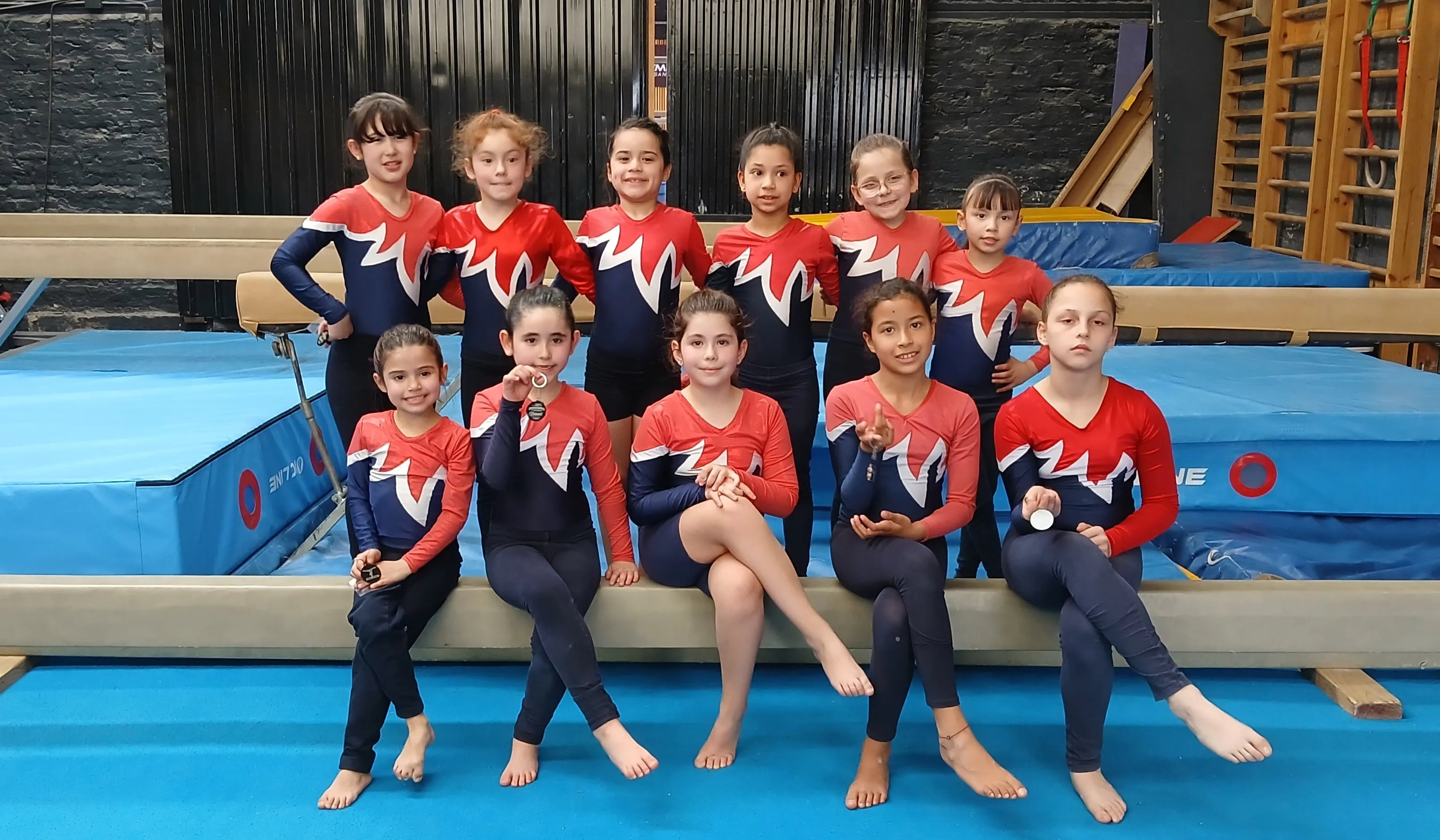 NUESTRAS PEQUEÑAS GIMNASTAS SIGUEN CRECIENDO Y APRENDIENDO