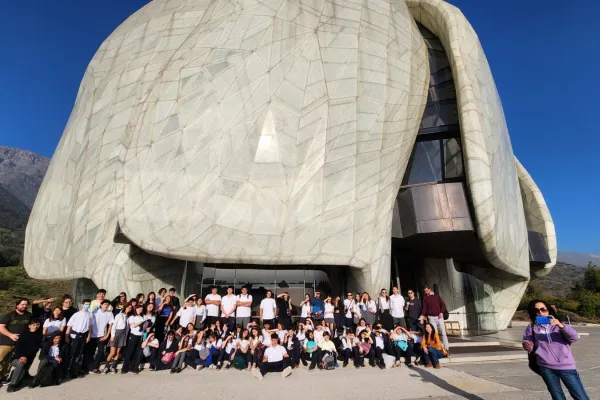 ESTUDIANTES DE PASTORAL ASISTEN AL TEMPLO BAHÁ’Í