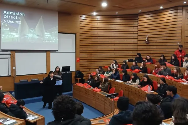 ESTUDIANTES DE CUARTO MEDIO VISITAN LA UNIVERSIDAD DE LOS ANDES