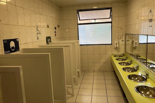 INSTALACIÓN DE SEPARADORES EN LOS BAÑOS DE PÁRVULOS
