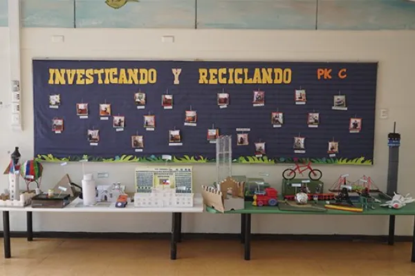 Alumnos de Pre-kínder realizan exposición con material reciclado