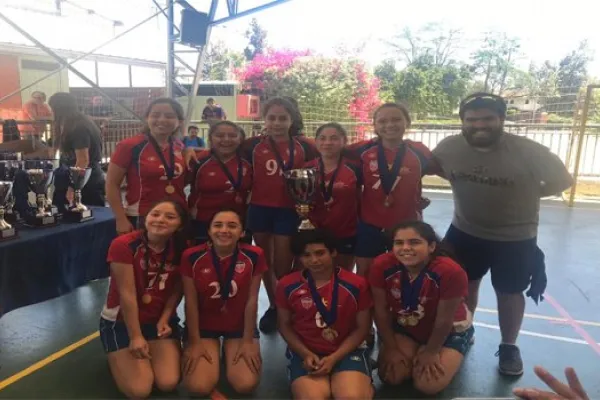 Alumnas triunfan en Liga Femenina de Hándbol Escolar