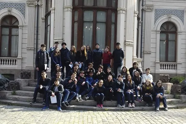 Alumnos de segundo medio visitan el Palacio Cousiño