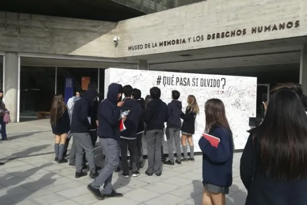 Alumnos de IV medio visitan Museo de la Memoria 
