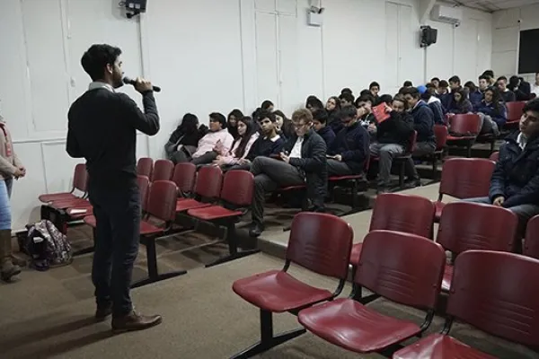 Alumnos de IV medio asisten a charla de la Universidad de los Andes