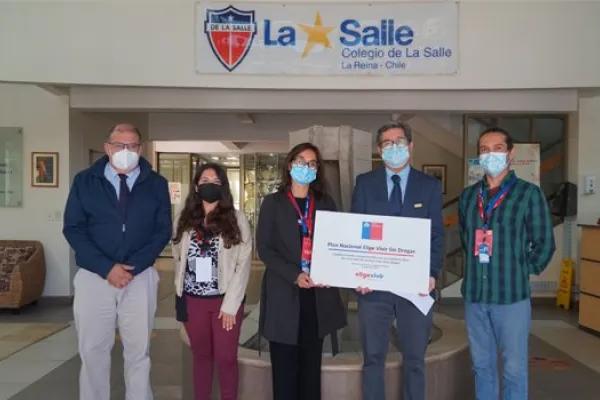 SENDA ENTREGA UNA PLACA DE RECONOCIMIENTO A NUESTRO COLEGIO