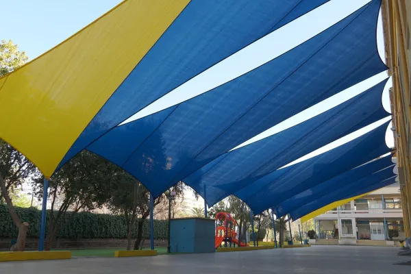 NUEVOS TOLDOS PATIO DE EDUCACIÓN BÁSICA