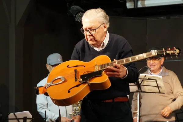 ¡SIEMPRE NOS ALEGRA LA VISITA DE LOS AMIGOS DEL JAZZ!