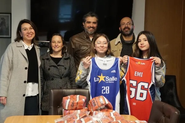 DONACIÓN DE BALONES DE BÁSQUETBOL POR PARTE DE EXALUMNOS Y APODERADOS