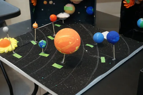 ESTUDIANTES DE 3° BÁSICO CIERRAN UNIDAD CON EXPOSICIÓN DE MAQUETAS SOBRE EL SISTEMA SOLAR