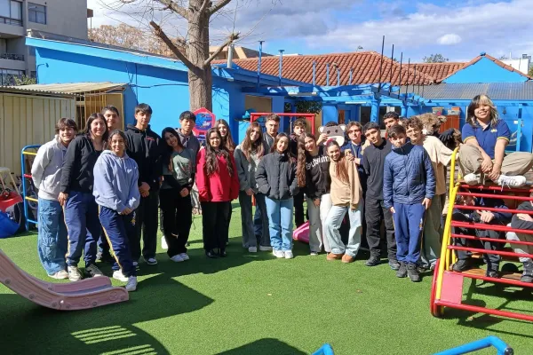 ESTUDIANTES DE IV° MEDIO COMPARTIERON CUENTOS MEDIOAMBIENTALES EN EL JARDÍN DON OSITO