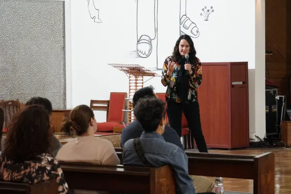 CHARLA PARA PADRES Y APODERADOS ABORDÓ EL IMPACTO DEL USO DE PANTALLAS EN LA SALUD MENTAL