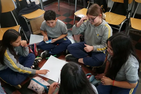 ESTUDIANTES SE UNIERON EN LA JORNADA 'PRESENTES CONTRA LA VIOLENCIA'