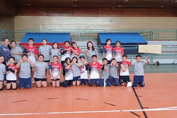 NUESTROS VOLEIBOLISTAS DE 3° A 5° BÁSICO PARTICIPARON EN UN MASIVO AMISTOSO