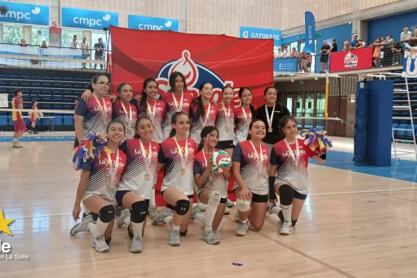 ¡MEDALLA DE ORO PARA NUESTRAS MINI VÓLEIBOL!