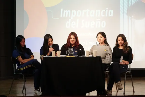 ESTUDIANTES DE III° MEDIO REALIZARON UN PANEL DE EXPERTOS EN EL ELECTIVO DE LECTURA Y ESCRITURA