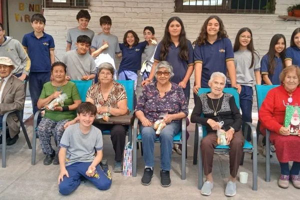 UNA JORNADA SOLIDARIA Y ALEGRE JUNTO A LOS ADULTOS MAYORES