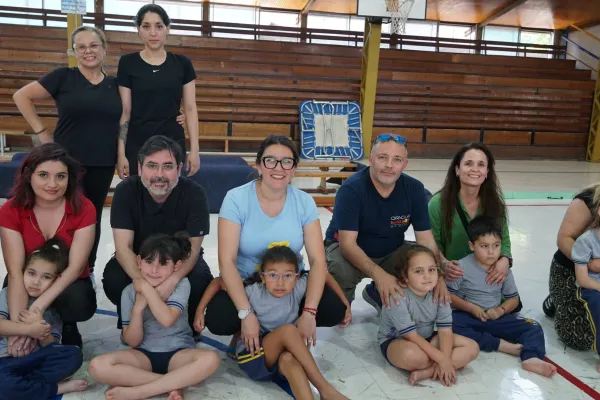 PAPÁS E HIJOS TRABAJANDO JUNTOS EN EL TALLER DE GIMNASIA FORMATIVA