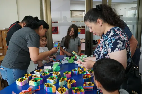 FAMILIAS Y ESTUDIANTES CELEBRAN EL ARTE EN LA EXPO DE MANUALIDADES