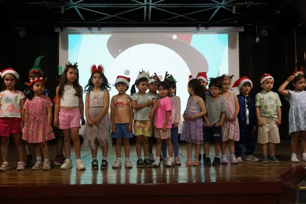 NUESTROS ESTUDIANTES DE KÍNDER CANTAN VILLANCICOS EN INGLÉS
