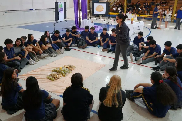 CEREMONIA SEMANA SANTA PARA NUESTROS ESTUDIANTES