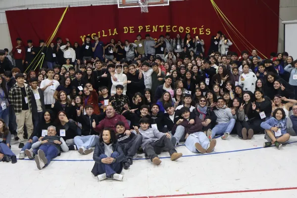 MÁS DE 200 ESTUDIANTES PARTICIPARON EN LA VIGILIA DE PENTECOSTÉS 2026